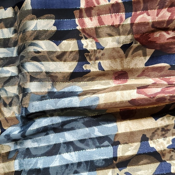 Blue sparkle scarf with flowers - Picture 5 of 5